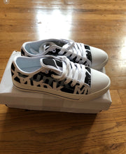 Load image into Gallery viewer, Women Zumk Design Low Top Casual Sneaker